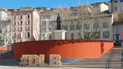 Place-de-general-de-Gaulle-Le-Petit-Gassendi-T2-centre-Digne-les-Bains-location-de-tourisme